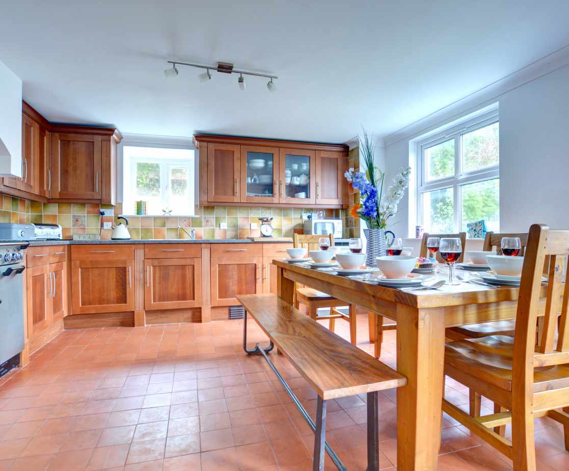 Spacious kitchen with dining table & chairs