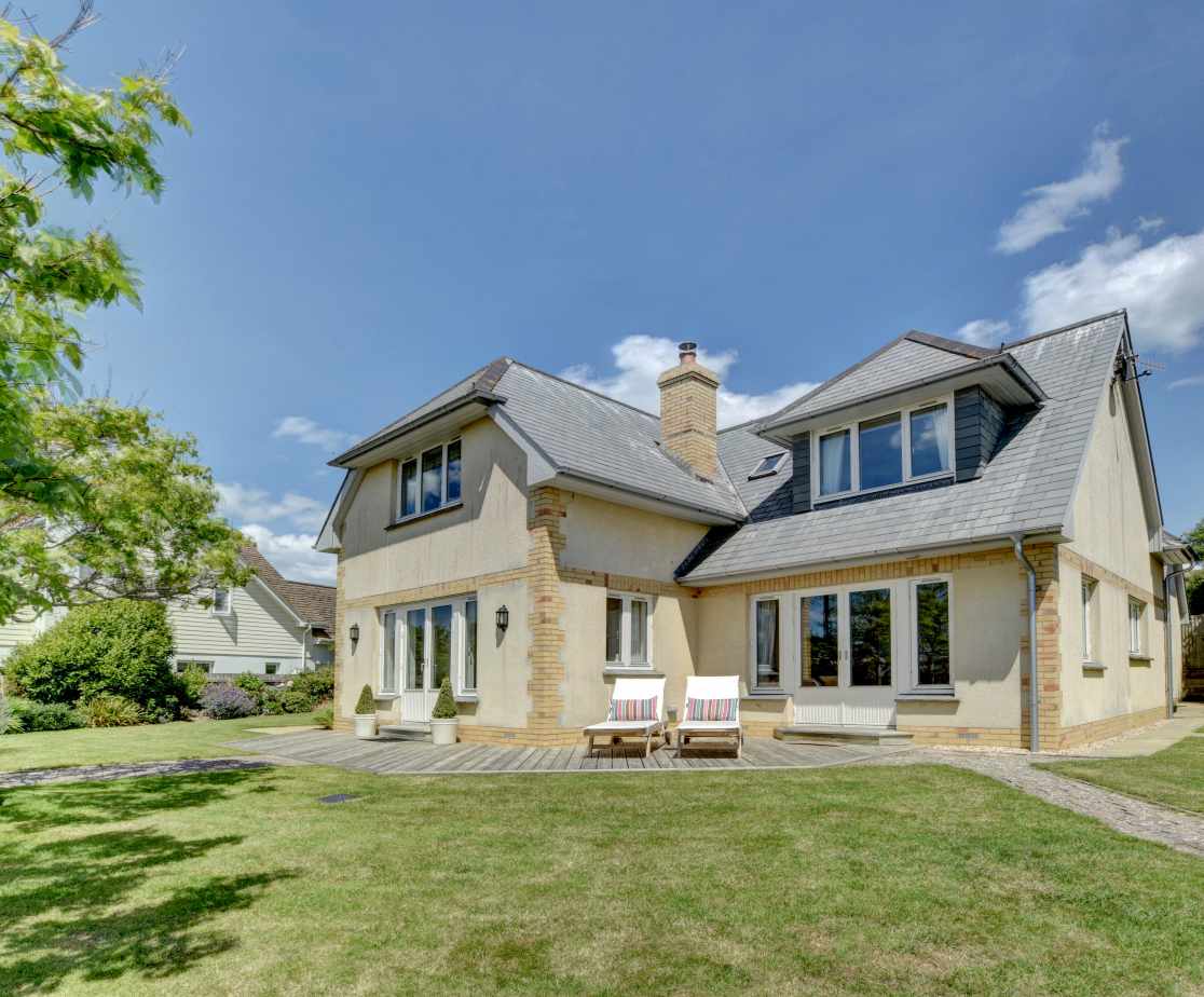 This superb detached modern home, in a peaceful and quiet location is only a short stroll to the centre of Croyde village and the wonderful sandy beach