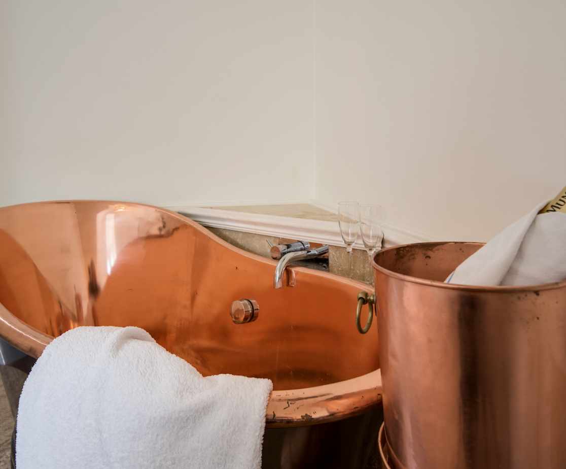 Stunning feature copper bath