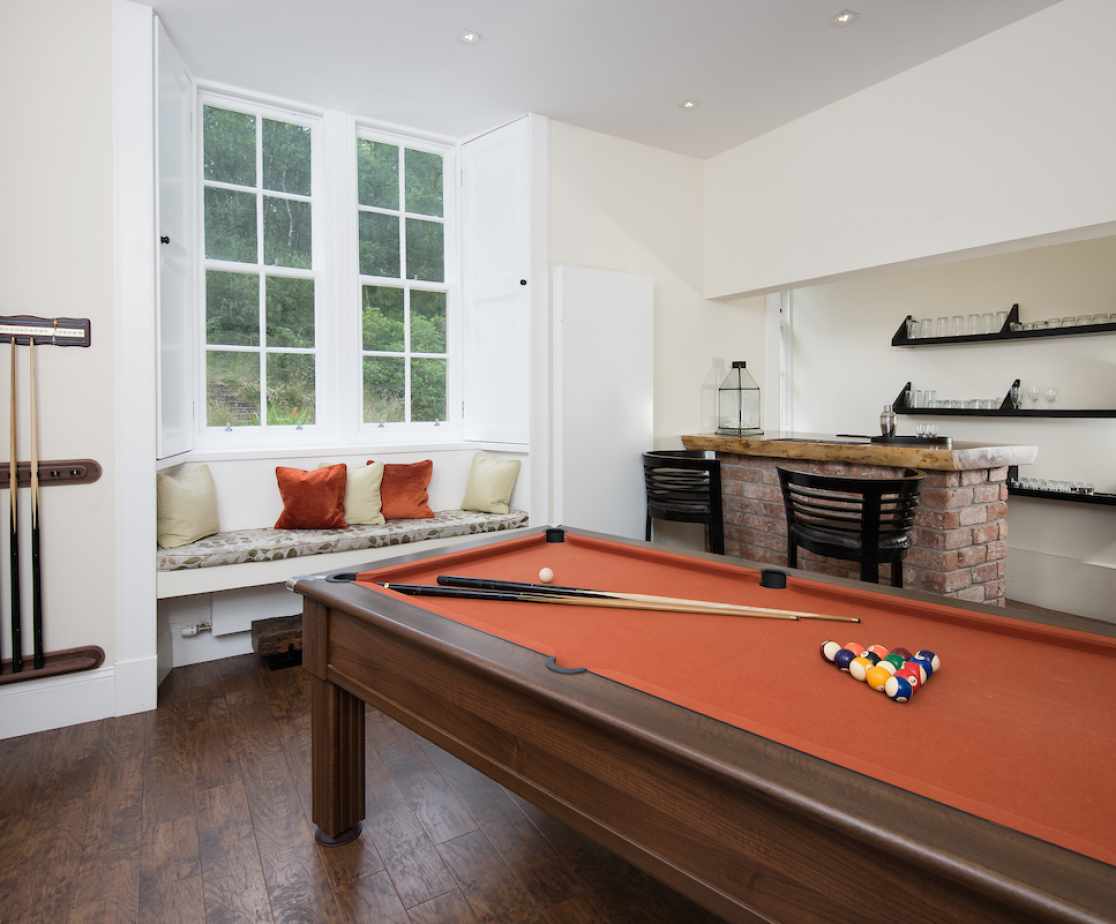 Games room with pool table and handcrafted bar - bonus!