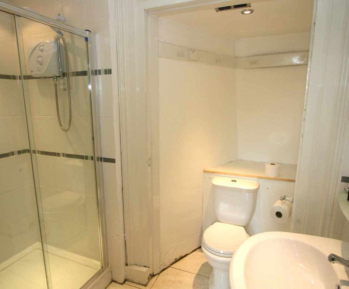 \'Queen Mary\' bedroom en-suite shower room
